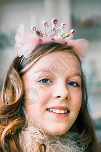 少女戴着头冠的微笑画像图片