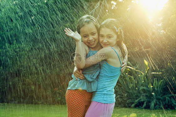 女孩们站在雨中拥抱图片