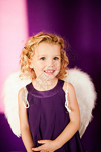 穿着天使服装的年轻女孩图片