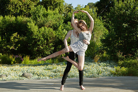 一个女孩教另一个女孩跳芭蕾舞图片