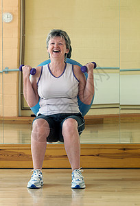 女子在健身房举重锻炼图片