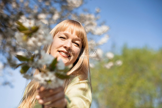 在户外摘花的女人图片