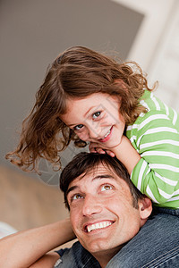 女儿骑在父亲的肩上图片