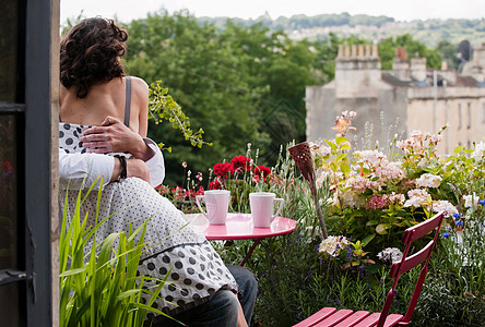 情侣在阳台上拥抱图片