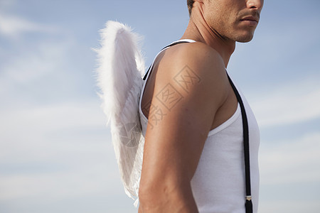 穿天使翅膀的男人图片