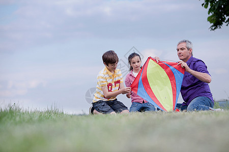 一家人一起放风筝图片