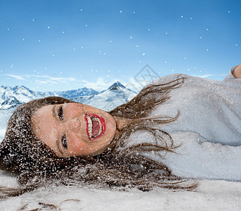 欢笑的女人躺在雪地里图片