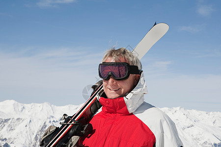 成熟的男人拿着滑雪板高清图片