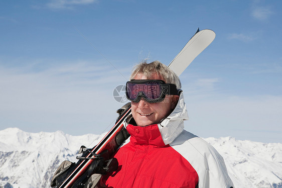 成熟的男人拿着滑雪板图片