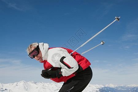 准备滑雪的成熟男人图片