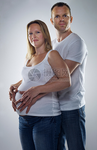 抱着孕妇的男人图片