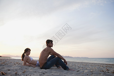 坐在海滩上的一对夫妇图片