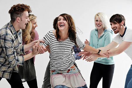 一群白色3d小人一群年轻人互相推挤背景