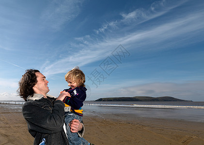 海滩上的父子图片