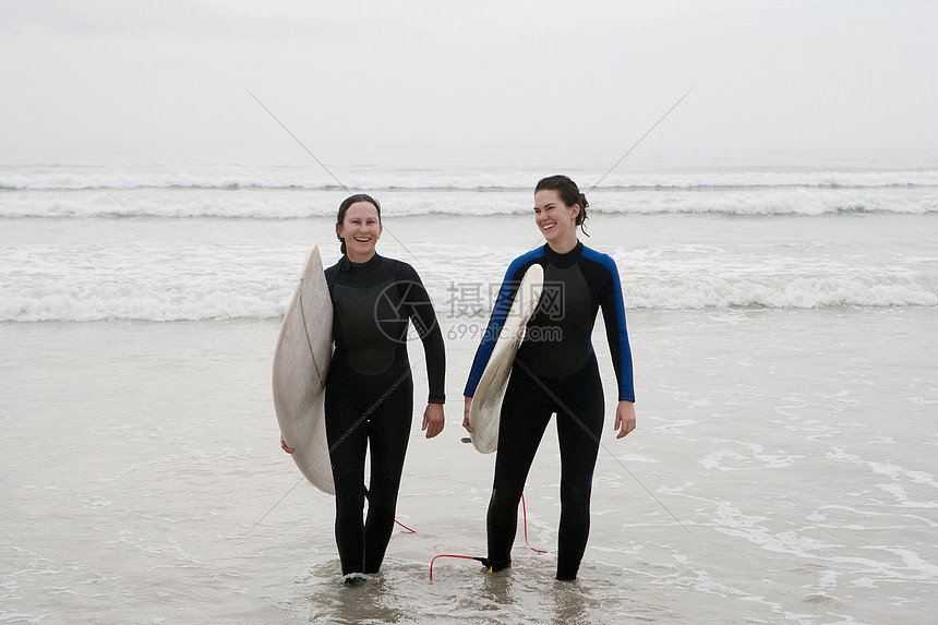 在水中行走的冲浪者图片
