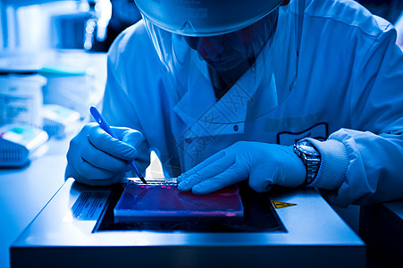 科学家在实验室使用手术刀图片