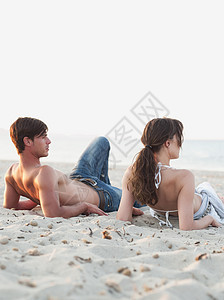 躺在海滩上的一对夫妇图片