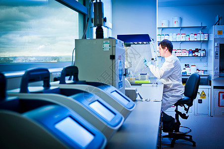 科学家与实验室在实验室使用计算机的科学家背景