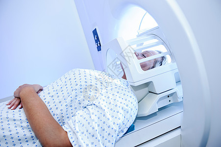病人躺在核磁共振机里图片