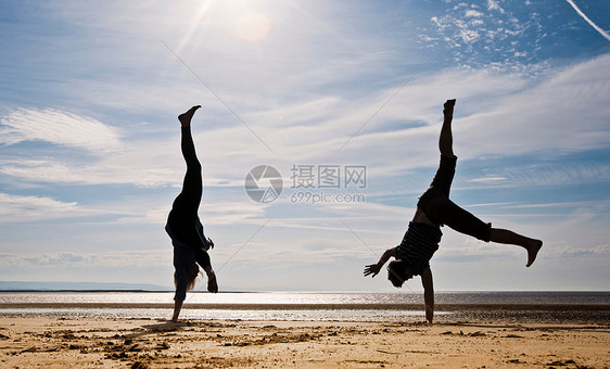 两个人在海滩上手推车图片