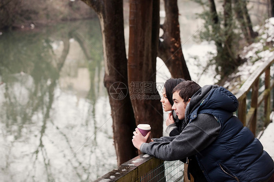 冬天在河边放松的夫妇图片