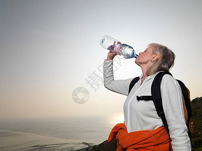 女子徒步饮水背景图片
