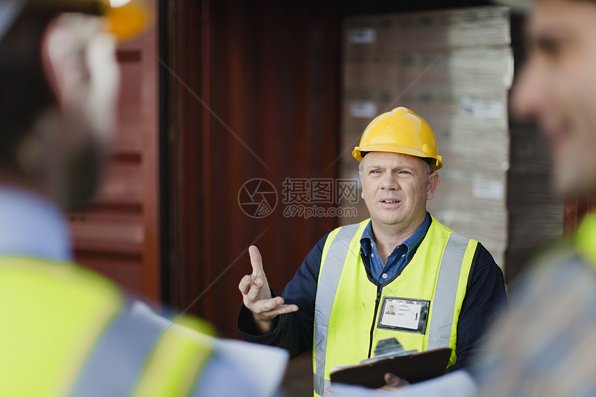 在船厂里说话的工人图片