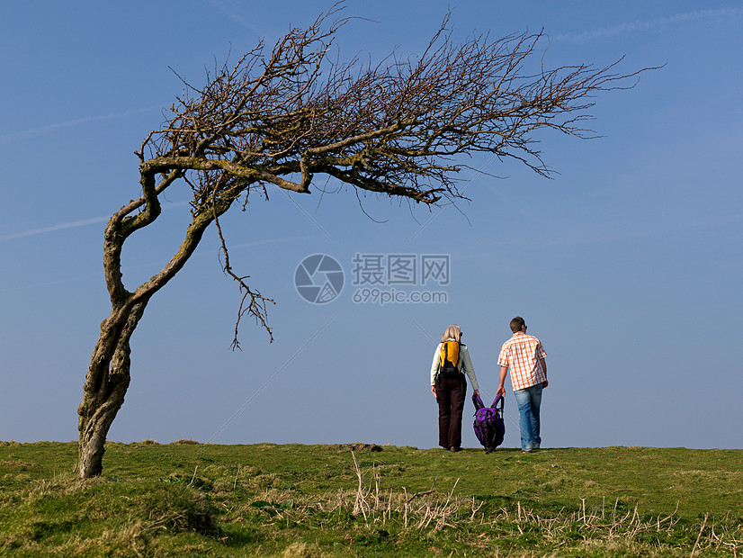 背背包的男人和女人图片