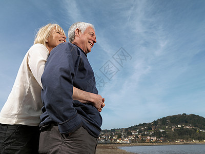 在海滩上拥抱的成熟夫妇图片