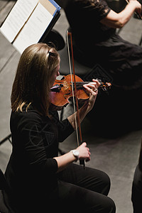 管弦乐队的小提琴手图片