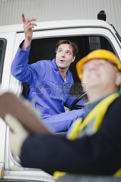 卡车司机与工人交谈图片