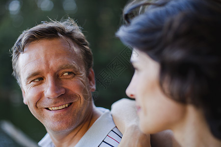 微笑的情侣在户外聊天图片