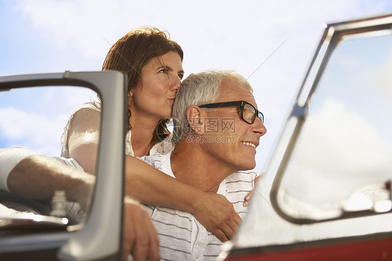 老年夫妇在跑车中拥抱图片