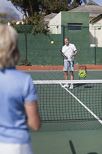 老夫妇在球场上打网球图片