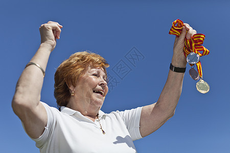 老妇人拿奖牌欢呼图片