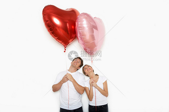 举着心形气球的夫妇图片