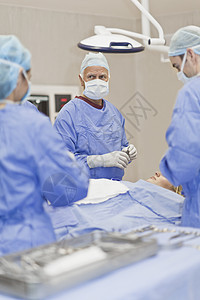 手术室的外科医生图片