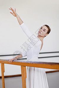 芭蕾舞演员在扶手上摆姿势图片