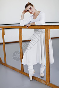 站在扶手杆旁的芭蕾舞演员图片