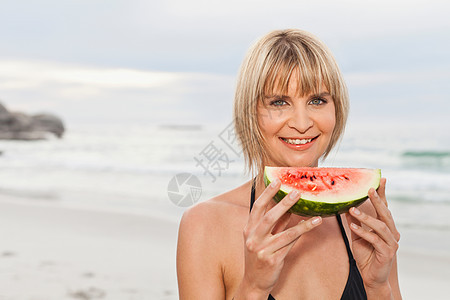 吃西瓜的女人图片