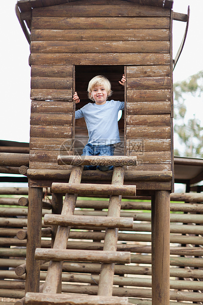 男孩爬进小屋图片