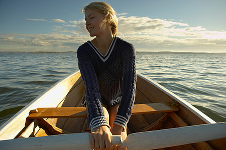 在划船的年轻女子图片