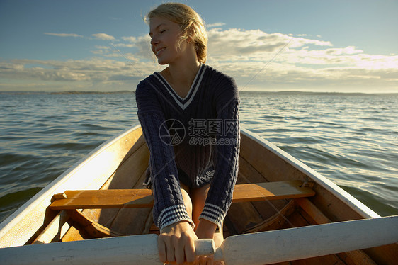 在划船的年轻女子图片