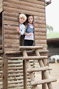 两个儿童在小屋里图片