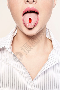 口含药丸的女人图片