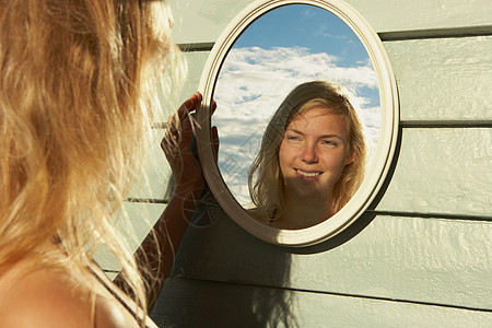 照镜子的年轻女子图片