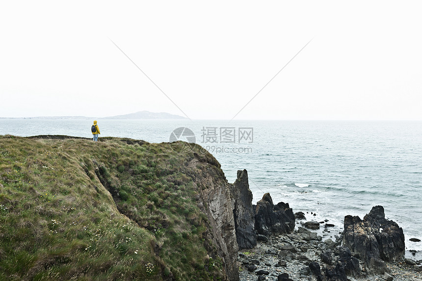 远眺大海的徒步旅行者图片