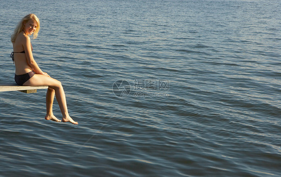 跳水板上的年轻女子图片