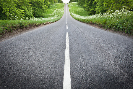 乡村道路上的条纹图片