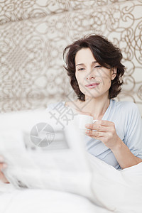 女人在床上看报纸图片